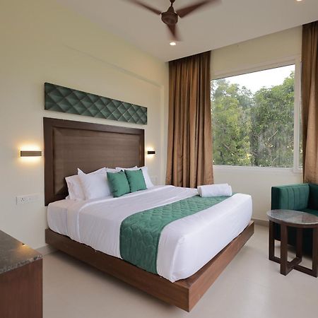 Hotel Aavudai Grand Aralvaimozhi 外观 照片